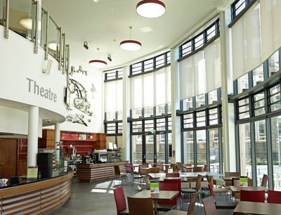 Kierrekaihdinmallisto, SG 4970, Multiscreen 1-10%, Room shot "Durham Gateway", Durham, United Kingdom